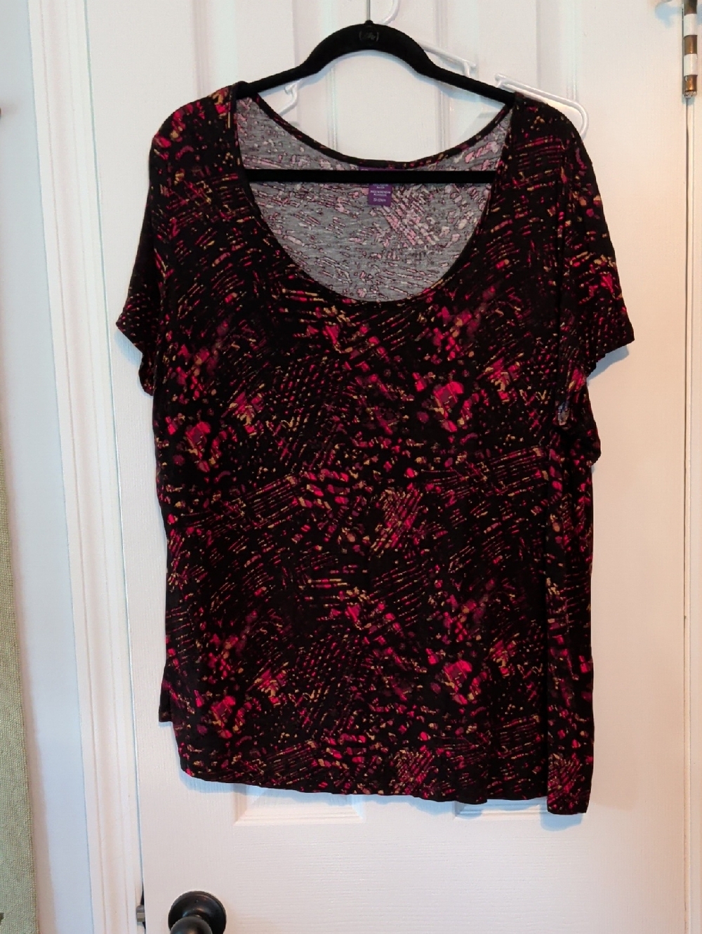 Beverly Drive Black Short Sleeve Tee with Fuchsia Abstract Print Sz 20/22Wm